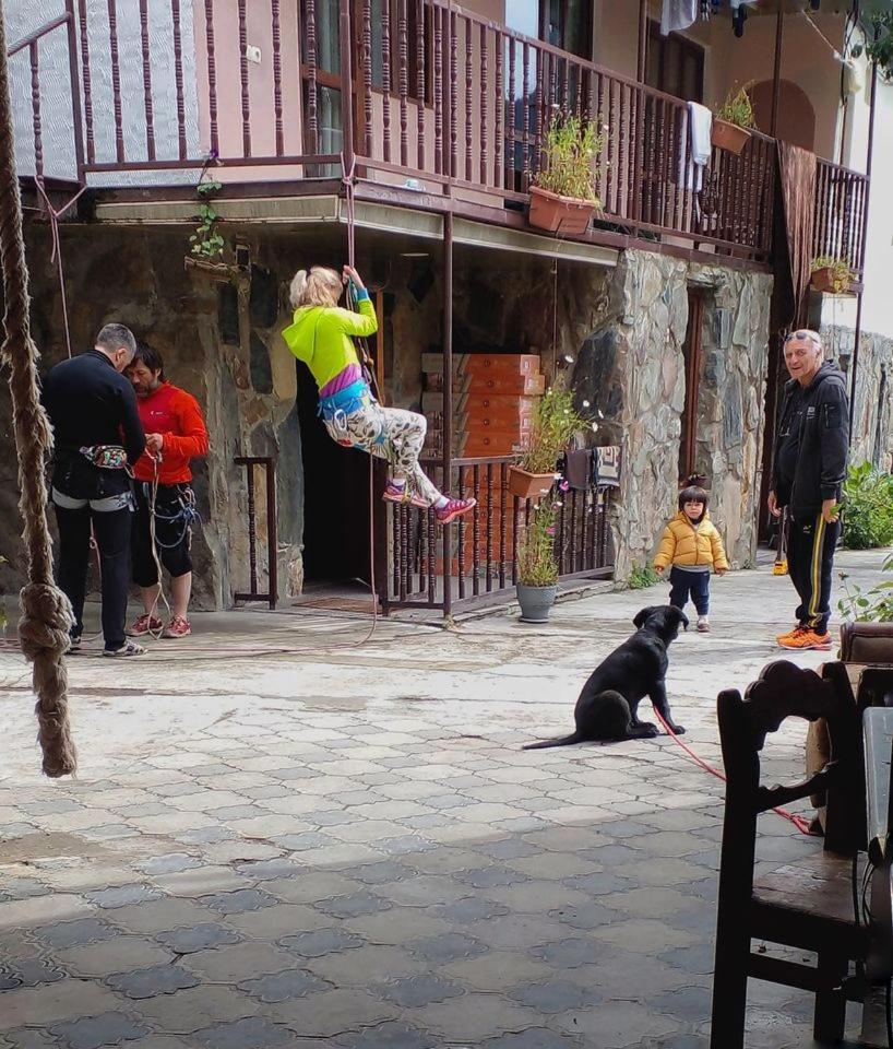Sunny Hotel Mestia Bagian luar foto
